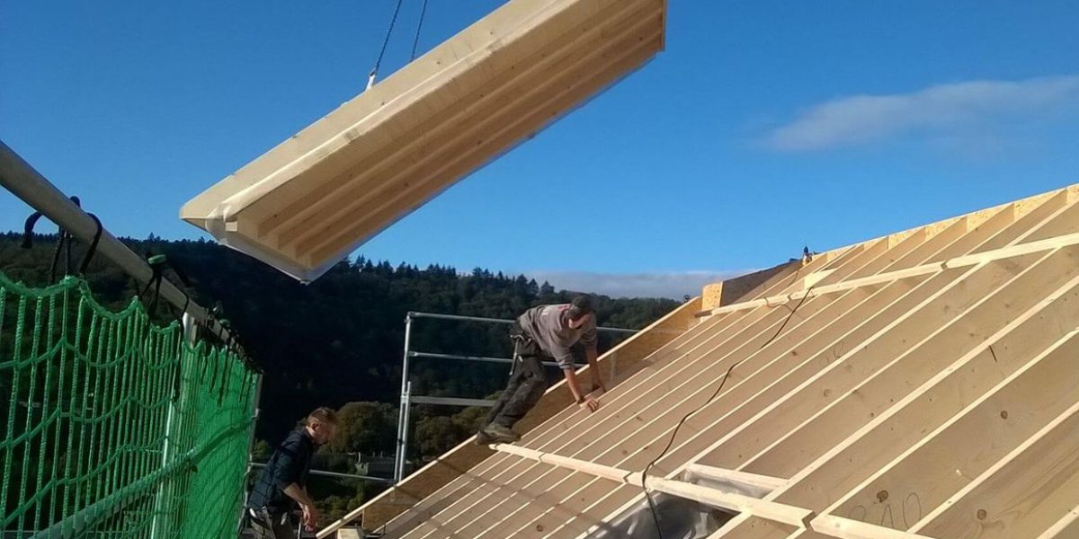 Montage de charpente en bois par la menuiserie Maquet à Libramont